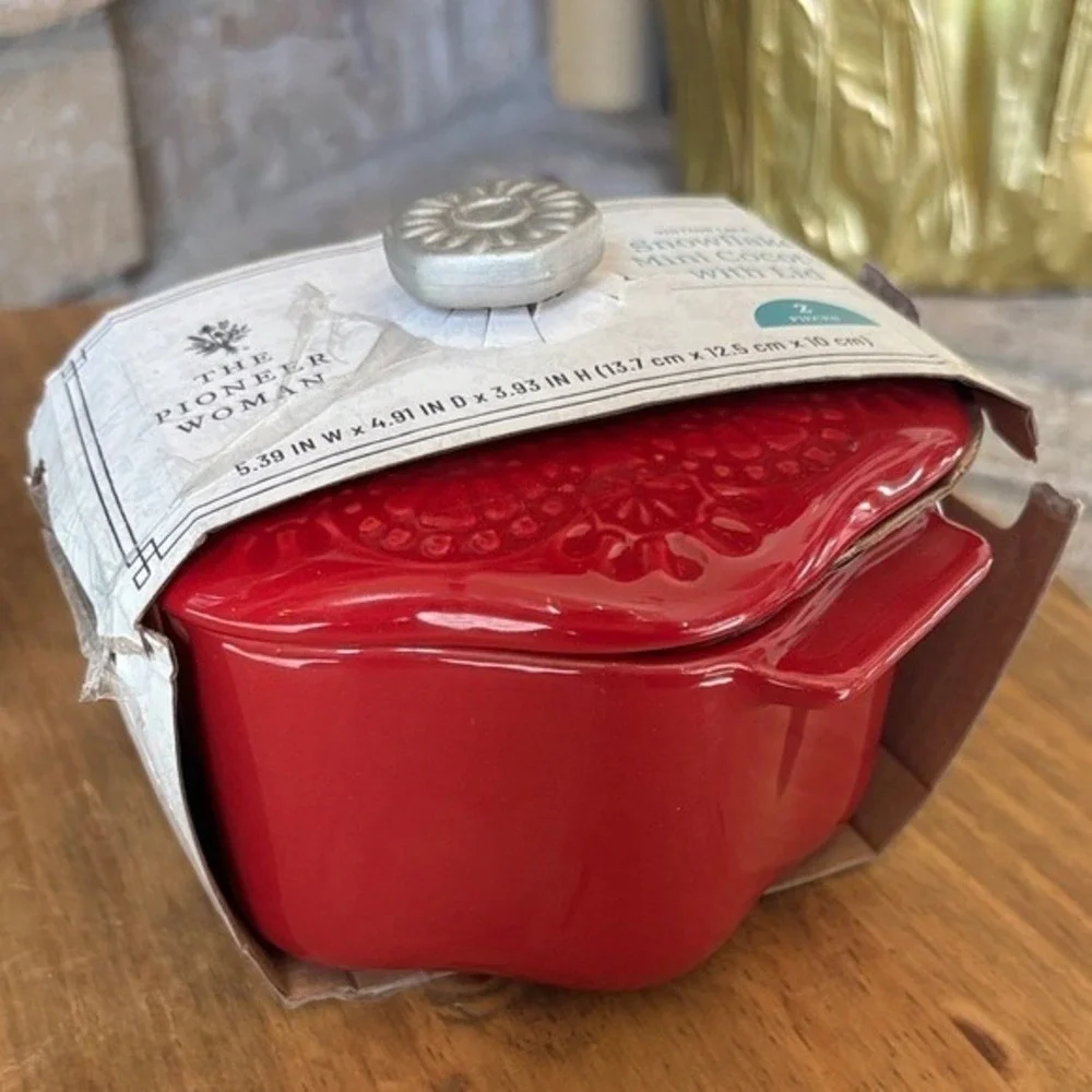Pioneer Woman Stoneware 2 Cup‎ Snowflake Cocotte Set with Lid, Green & Red